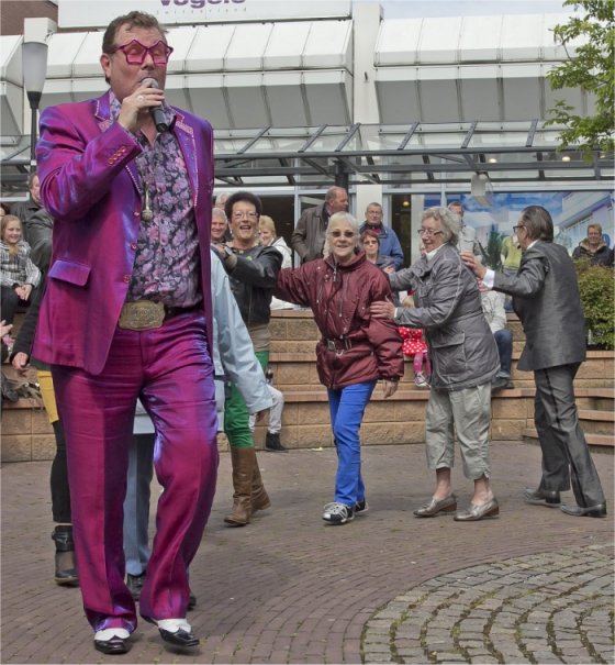 Johnny Valentino a.k.a. Wally Preyll allround entertainer te boeken bij www.johnnyvalentino.eu